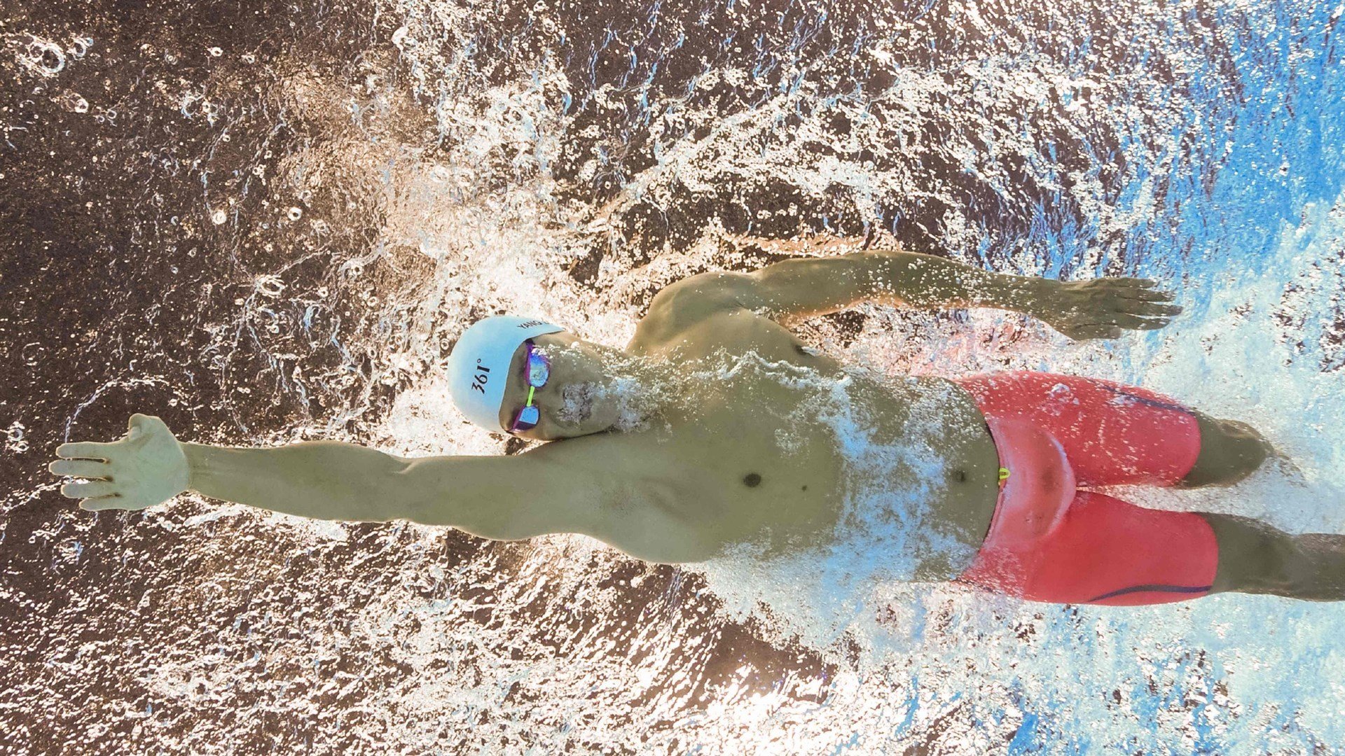 波兰中锋梅开二度，帮助球队逆袭，波兰中锋梅开二度,帮助球队逆袭的是谁